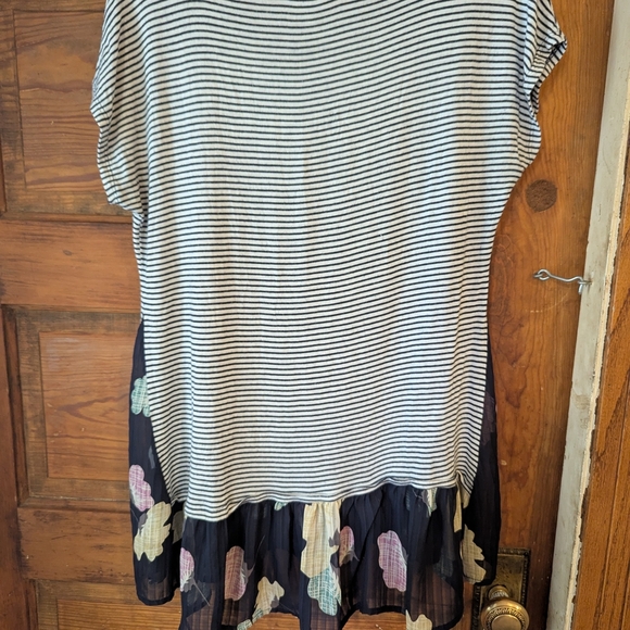 Gray and White Relaxed Blouse with Floral Design - Picture 6 of 8